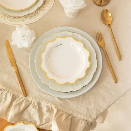 Πιάτα Χάρτινα Λευκά με Χρυσές Λεπτομέρειες Φ19cm Συσκευασία 6 Τεμαχίων