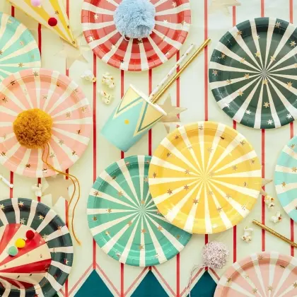 Πιάτα Χάρτινα Με Ρίγες Και Χρυσά Αστέρια mix colour Φ18cm Συσκευασία 6 Τεμαχίων